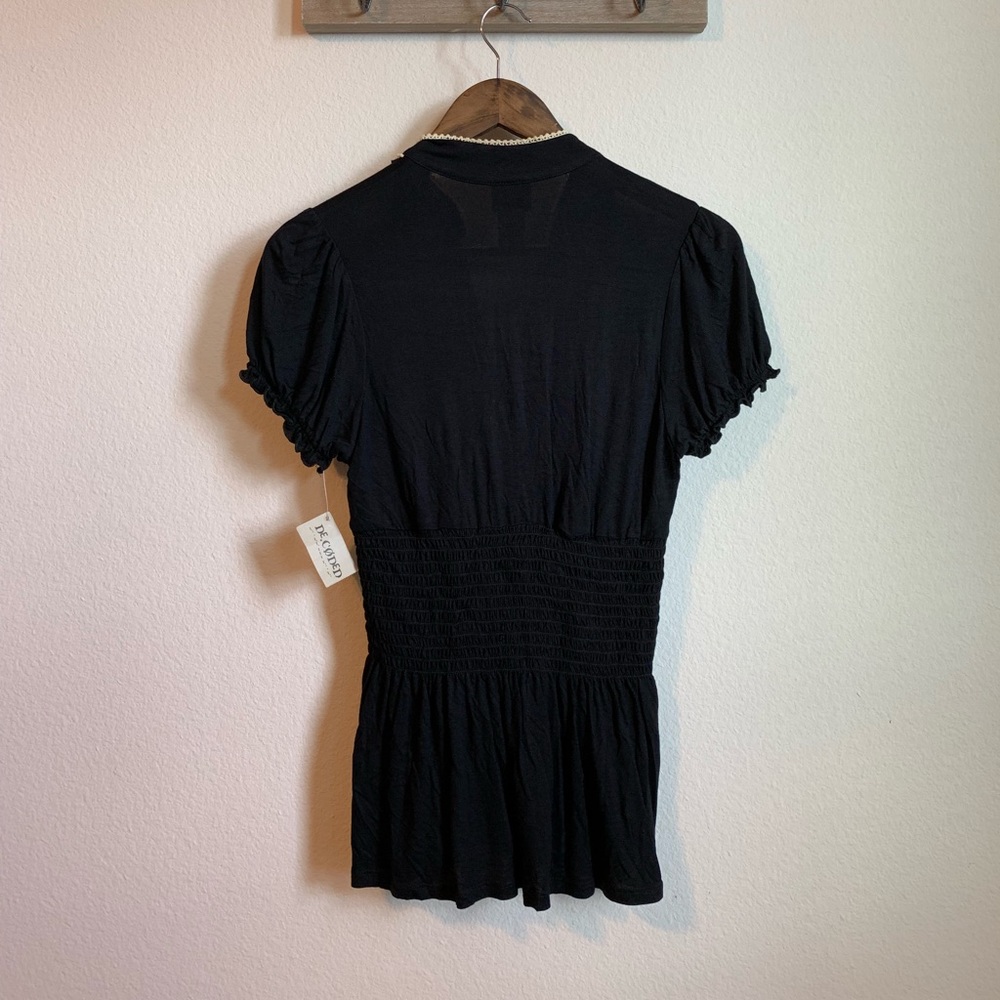 👸🏻Decided button up Ruffle top.🧚🏻‍♀️💅🏼👛💕💕 - Picture 2 of 7